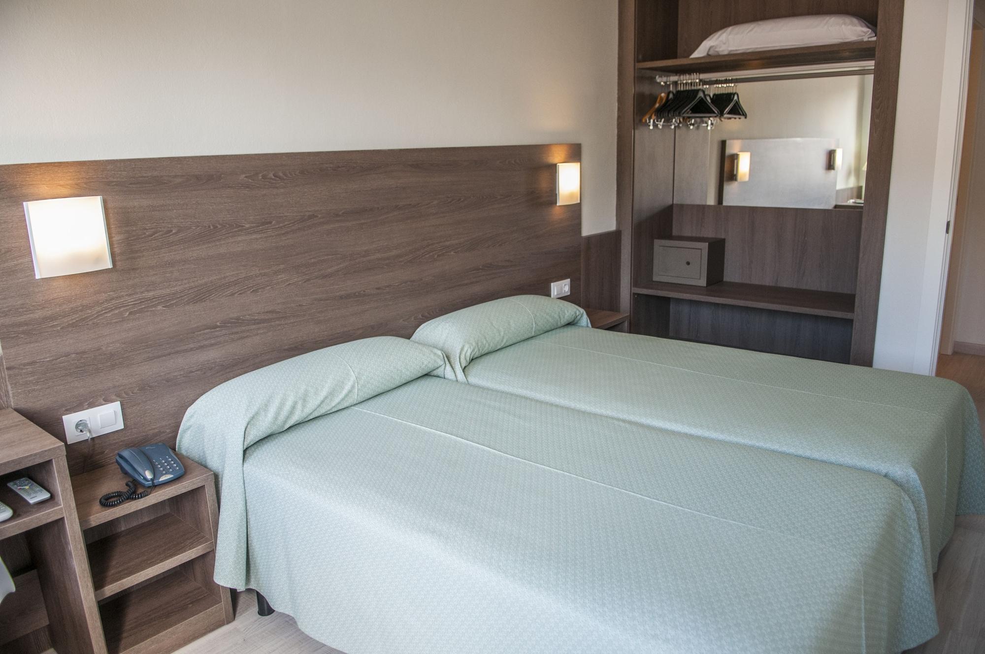 Hotel Loar Ferreries Bagian luar foto