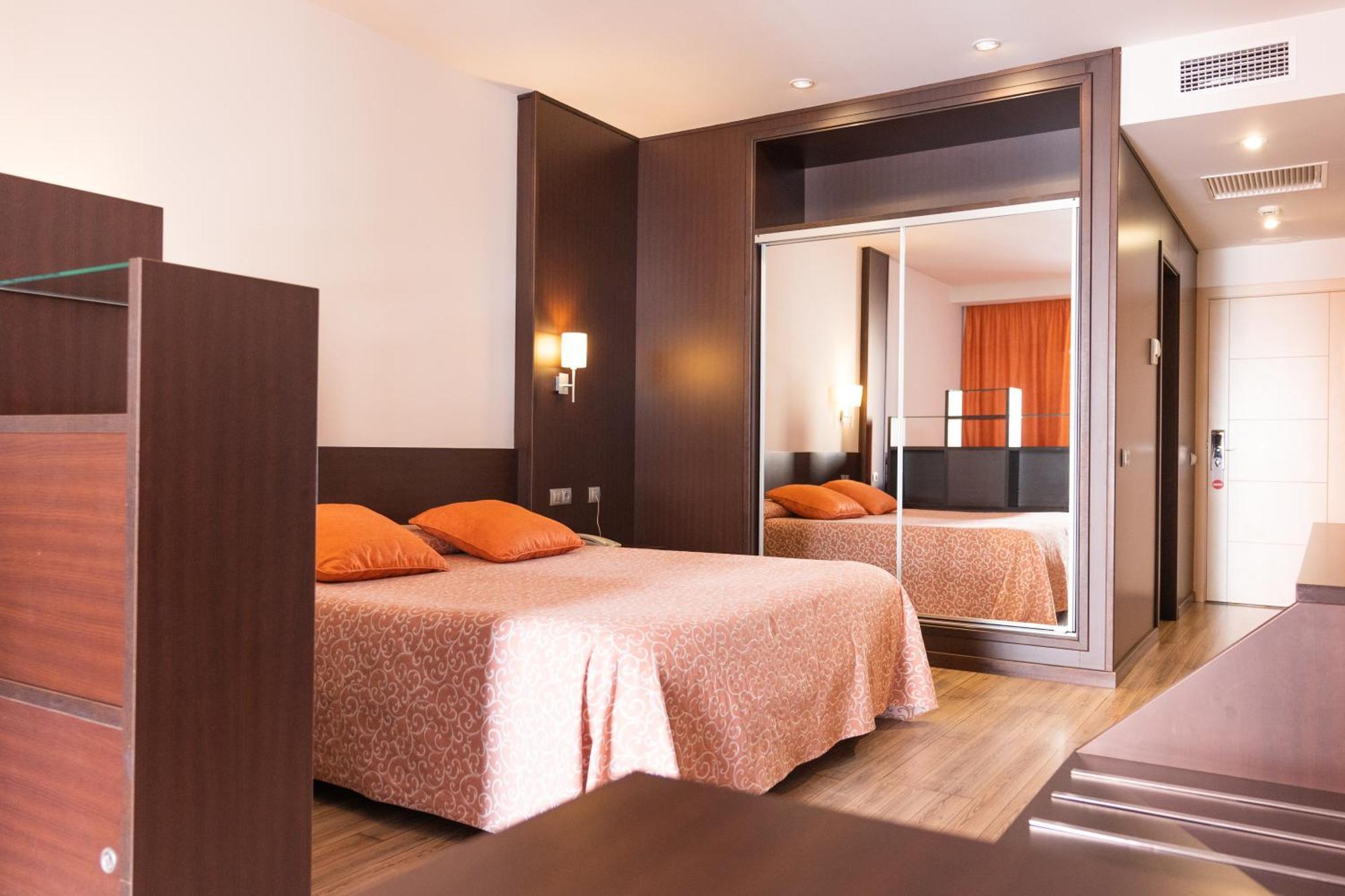 Hotel Loar Ferreries Bagian luar foto